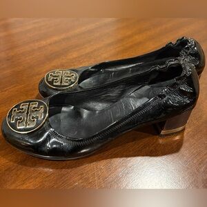 TORY BURCH Classic Amy Black Patent Leather Block Heel Gold Tone Medallion Logo
